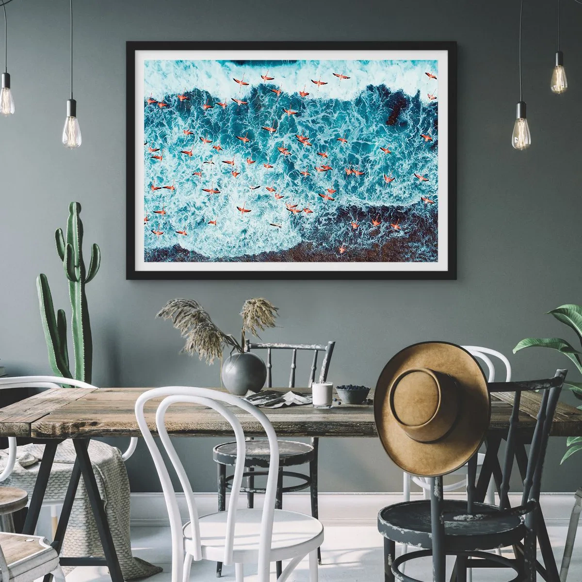 Plakat w czarnej ramie - Różowe flamingi nad błękitnym oceanem z lotu ptaka - 70x50cm - Nadmorska parada - Nowoczesna dekoracja ścienna do salonu i sypialni ARTTOR