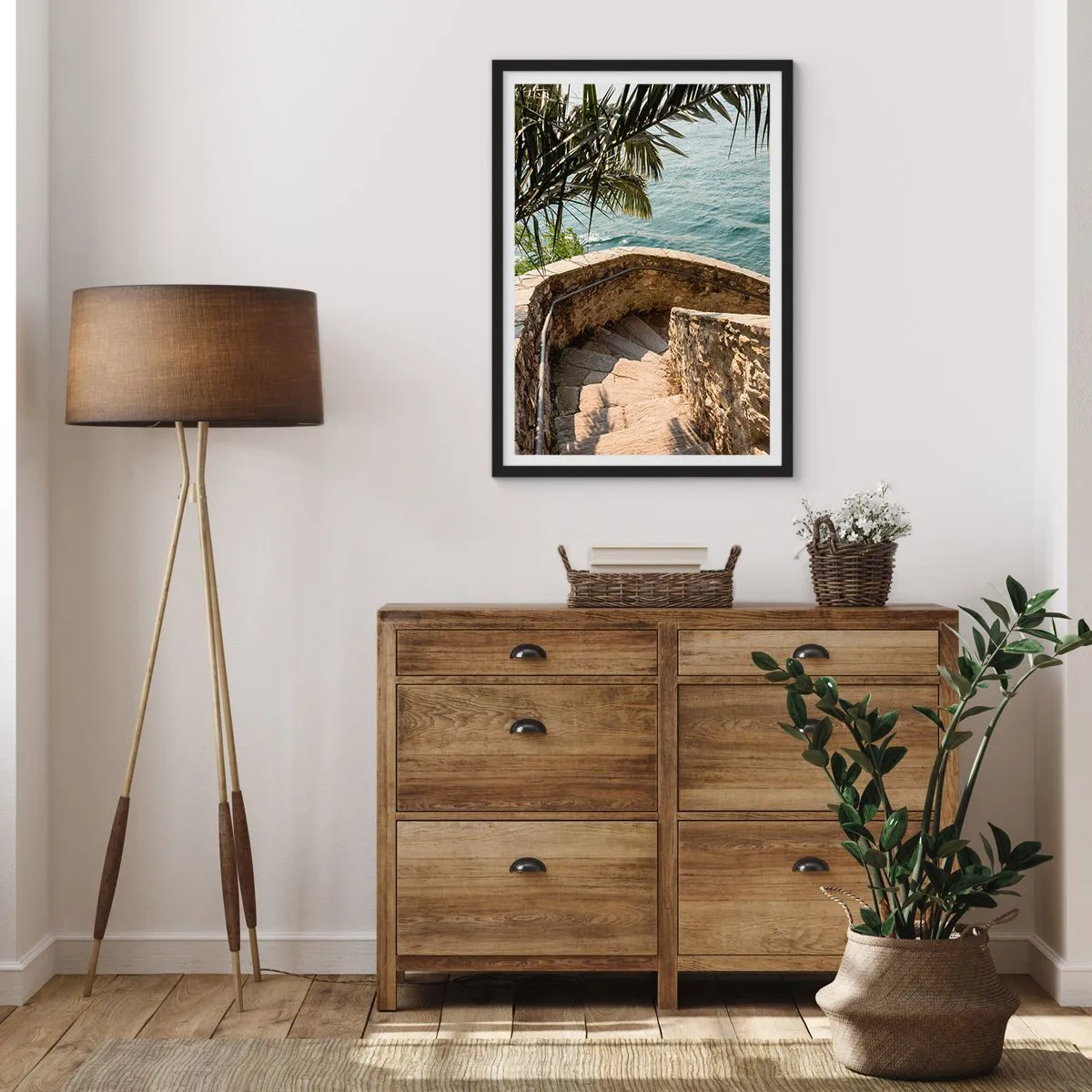 Plakat w czarnej ramie - Kamienna spiralna klatka schodowa prowadząca w stronę morza, z palmami - 50x70cm - Pod słońcem Italii - Nowoczesna dekoracja ścienna do salonu i sypialni ARTTOR