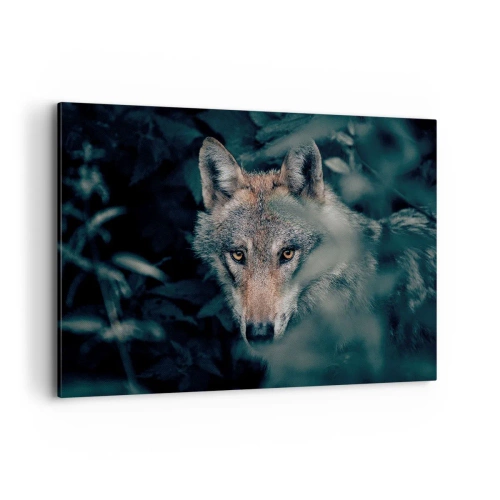 Obraz na płótnie - Wilk w naturalnym otoczeniu, spoglądający z głębi lasu - 120x80cm - Łowca - Nowoczesna dekoracja ścienna do salonu, kuchni i sypialni ARTTOR