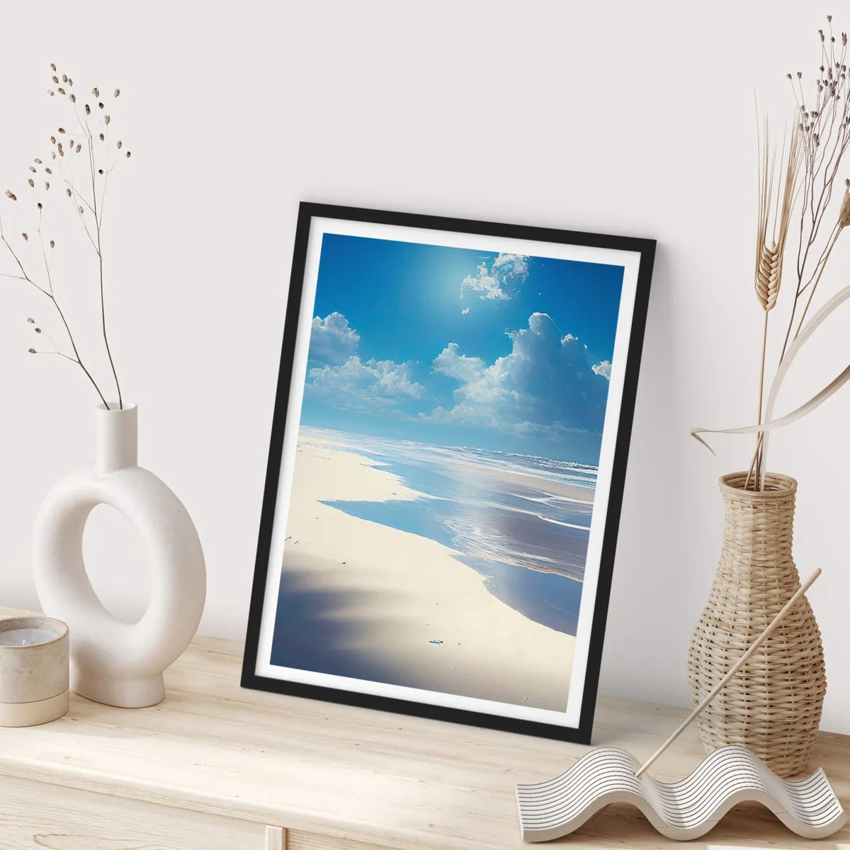 Plakat w czarnej ramie - Słoneczna plaża z odbiciem nieba na wodzie - 50x70cm - Rajskie wakacje - Nowoczesna dekoracja ścienna do salonu i sypialni ARTTOR