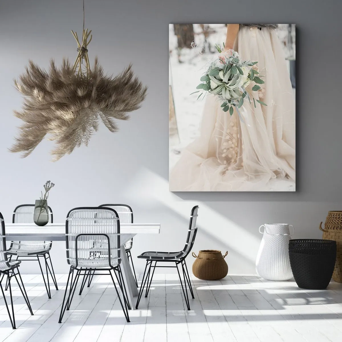 Obraz na płótnie - Panna młoda w beżowej sukni trzymająca bukiet z eukaliptusem na tle śniegu - 80x120cm - I żyli długo i szczęśliwie - Nowoczesna dekoracja ścienna do salonu i sypialni ARTTOR