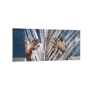 Obraz na szkle - Kobieta ukryta za palmowymi liśćmi z pierścieniami na dłoniach - 120x50cm - Dziewczyna szamana? - Nowoczesna dekoracja ścienna do salonu i sypialni ARTTOR