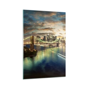 Obraz na szkle - Podświetlony most na tle miasta z odbiciami świateł w wodzie - 70x100cm - Rozświetlony wieczór nad Manhatanem - Nowoczesna dekoracja ścienna do salonu i sypialni ARTTOR