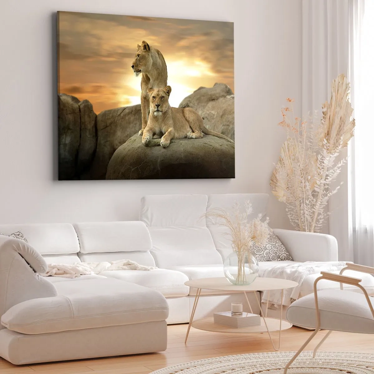 Obraz na płótnie - Dwie lwice odpoczywające na skale podczas zachodu słońca - 70x50cm - Królewski majestat - Nowoczesna dekoracja ścienna do salonu i sypialni ARTTOR
