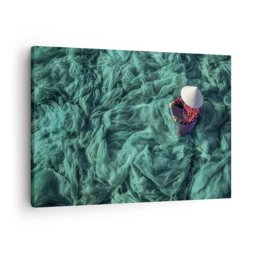 Obraz na płótnie - Osoba z kapeluszem wśród zielonych sieci rybackich - 70x50cm - W morzu sieci - Nowoczesna dekoracja ścienna do salonu i sypialni ARTTOR