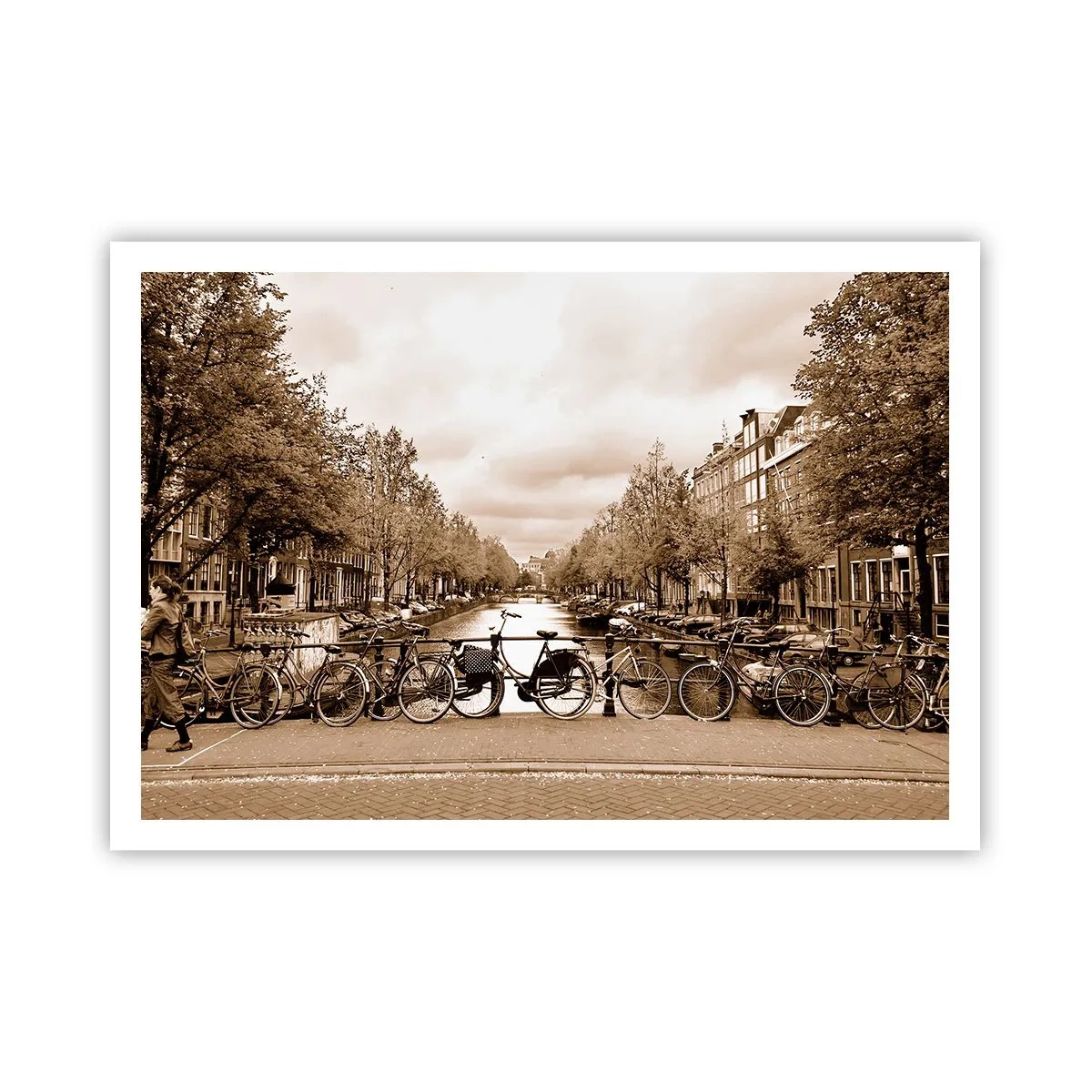 Plakat - Rowerowy mostek nad kanałem w sepia - 100x70cm - Holenderskie klimaty - Nowoczesna dekoracja ścienna do salonu i sypialni ARTTOR