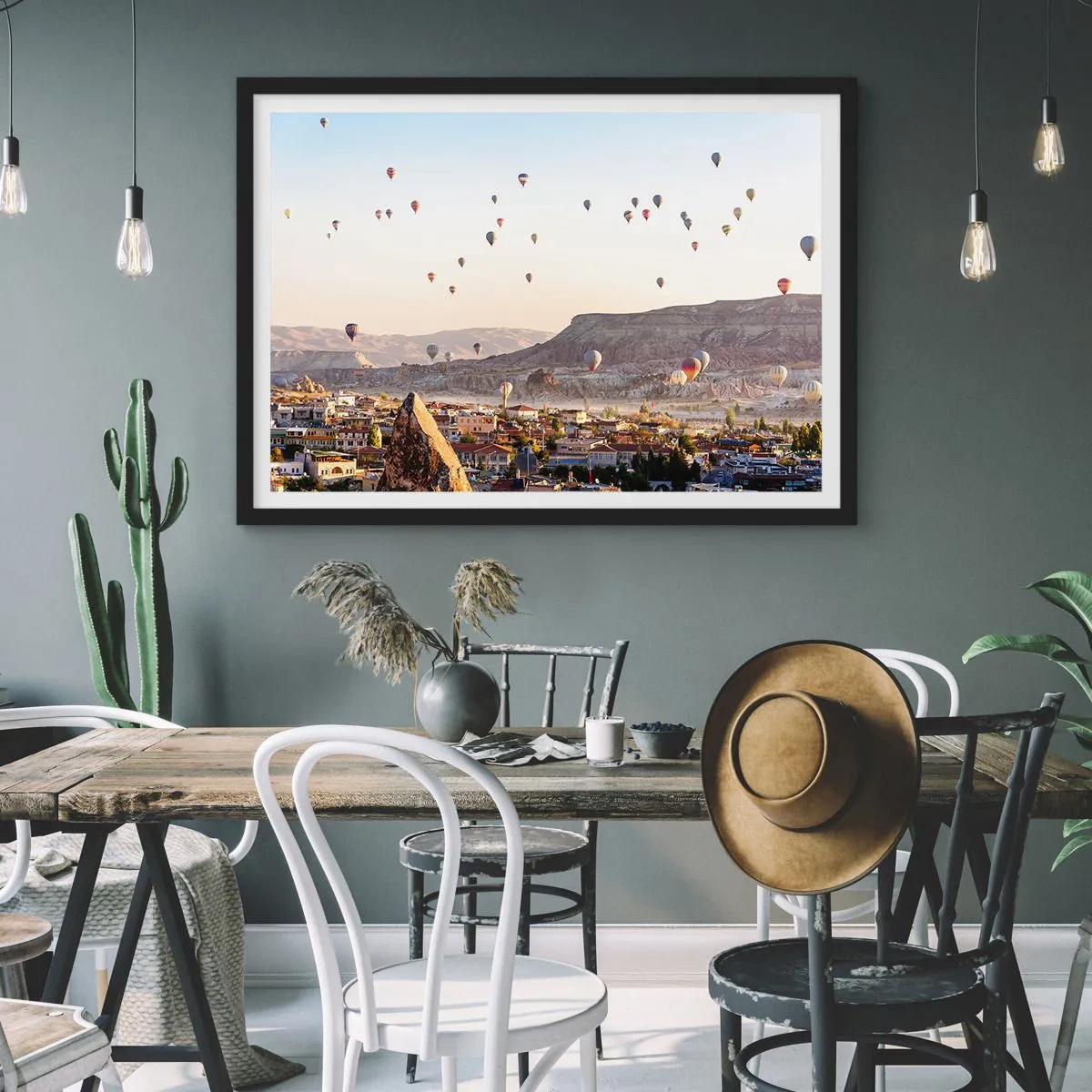 Plakat w czarnej ramie - Kapadocja z balonami na tle malowniczych wzgórz - 100x70cm - Jak statki na niebie - Nowoczesna dekoracja ścienna do salonu i sypialni ARTTOR