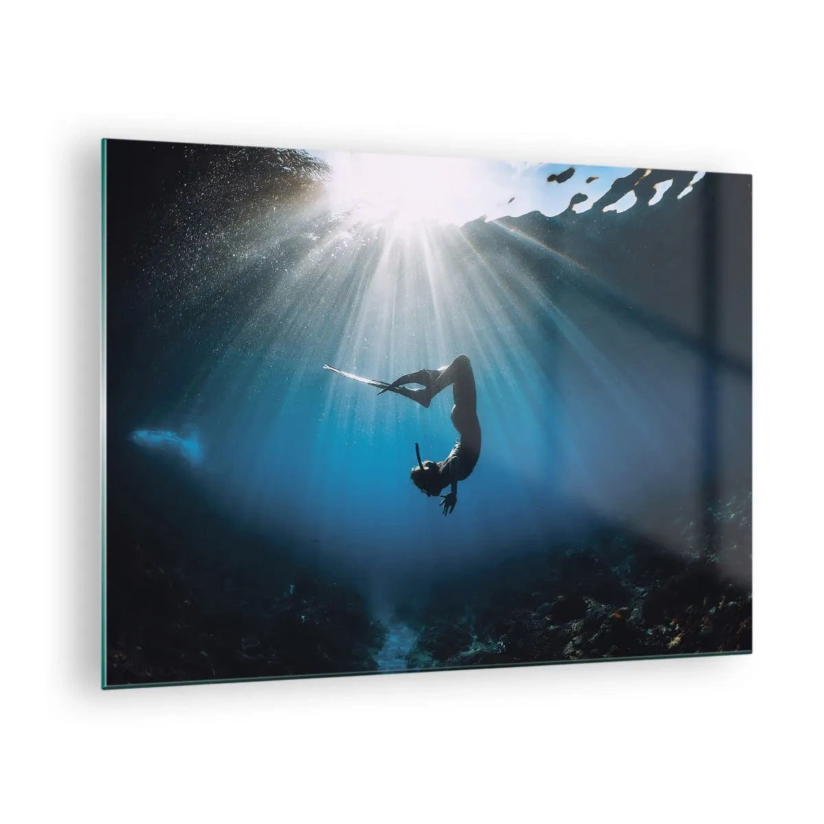 Obraz na szkle - Nurek w ruchu pod wodą w promieniach światła - 70x50cm - Podwodny taniec - Nowoczesna dekoracja ścienna do salonu i sypialni ARTTOR