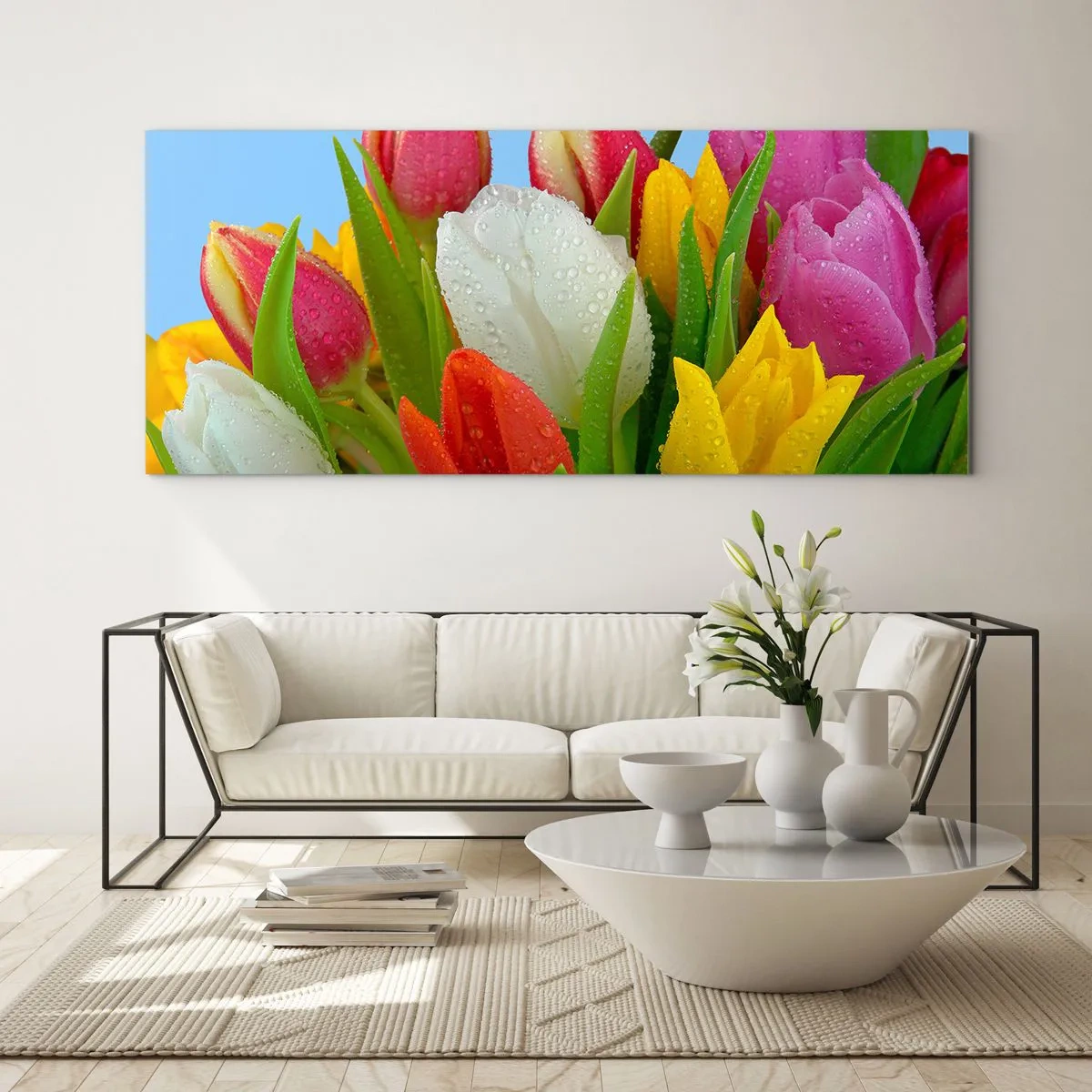 Obraz na szkle - Kolorowe tulipany pokryte kroplami rosy na błękitnym tle - 120x50cm - Kwiatowa tęcza w kroplach rosy - Nowoczesna dekoracja ścienna do salonu i sypialni ARTTOR