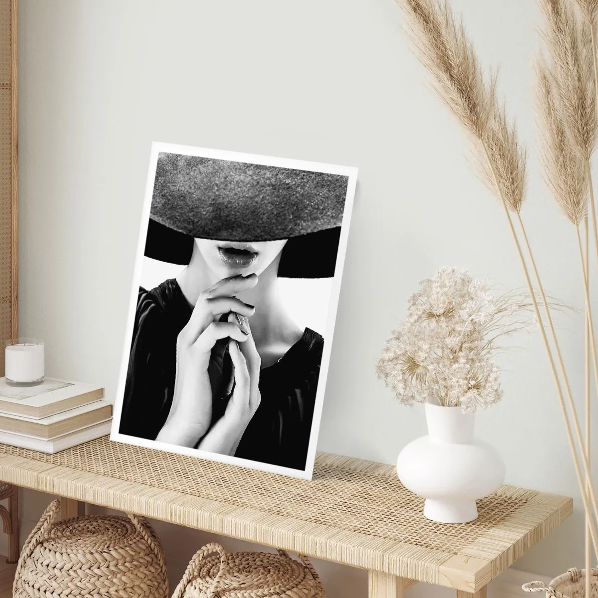 Plakat - Czarno-biały portret kobiety w kapeluszu z zasłoniętą twarzą - 50x70cm - Skryte piękno - Nowoczesna dekoracja ścienna do salonu, kuchni i sypialni ARTTOR