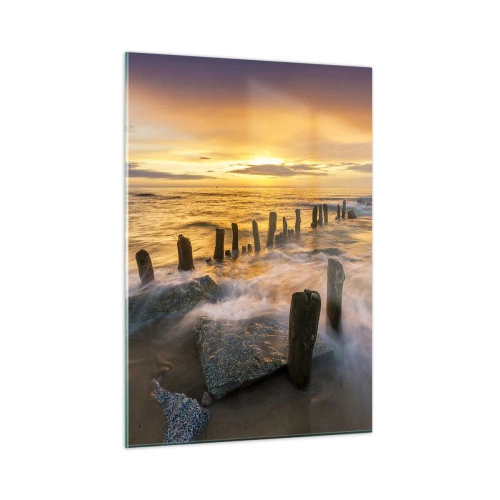 Obraz na szkle - Zachód słońca nad morzem z drewnianymi palami na plaży - 50x70cm - Surowe piękno Bałtyku - Nowoczesna dekoracja ścienna do salonu, kuchni i sypialni ARTTOR