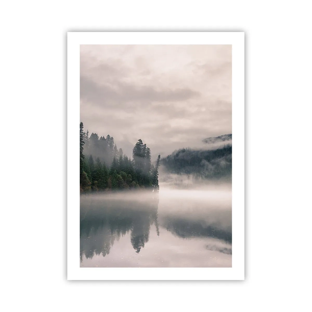 Plakat - Zamglony las odbijający się w spokojnej tafli jeziora - 50x70cm - W zadumie, we mgle - Nowoczesna dekoracja ścienna do salonu, kuchni i sypialni ARTTOR