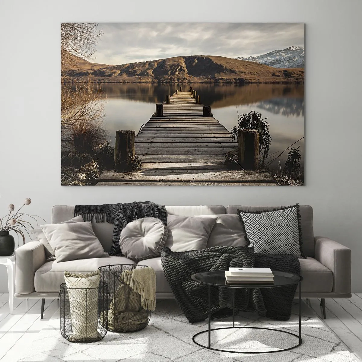 Obraz na szkle - Drewniany pomost nad jeziorem z widokiem na góry w tle - 70x50cm - Pejzaż w ciszy - Nowoczesna dekoracja ścienna do salonu i sypialni ARTTOR