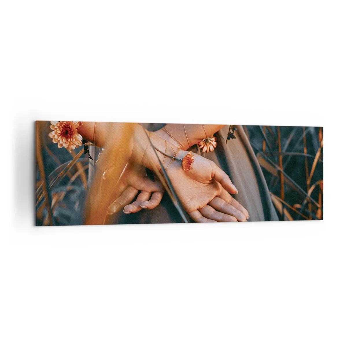Obraz na płótnie - Zmysłowe dłonie z kwiatami w naturalnym otoczeniu - 160x50cm - Związana z naturą - Nowoczesna dekoracja ścienna do salonu i sypialni ARTTOR