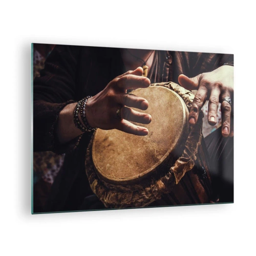 Obraz na szkle - Zbliżenie na dłonie grające na bębnie djembe w ciepłym świetle - 70x50cm - W rytmie serca - Nowoczesna dekoracja ścienna do salonu i sypialni ARTTOR