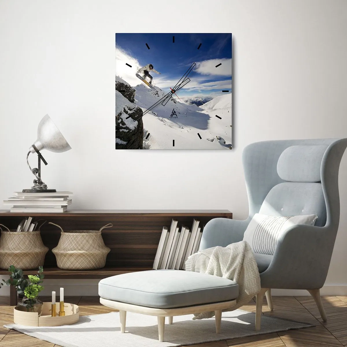 Zegar ścienny - Snowboardzista skaczący z urwiska na tle ośnieżonych gór - 30x30cm - Wolność bez granic - Nowoczesna dekoracja ścienna do salonu i sypialni ARTTOR