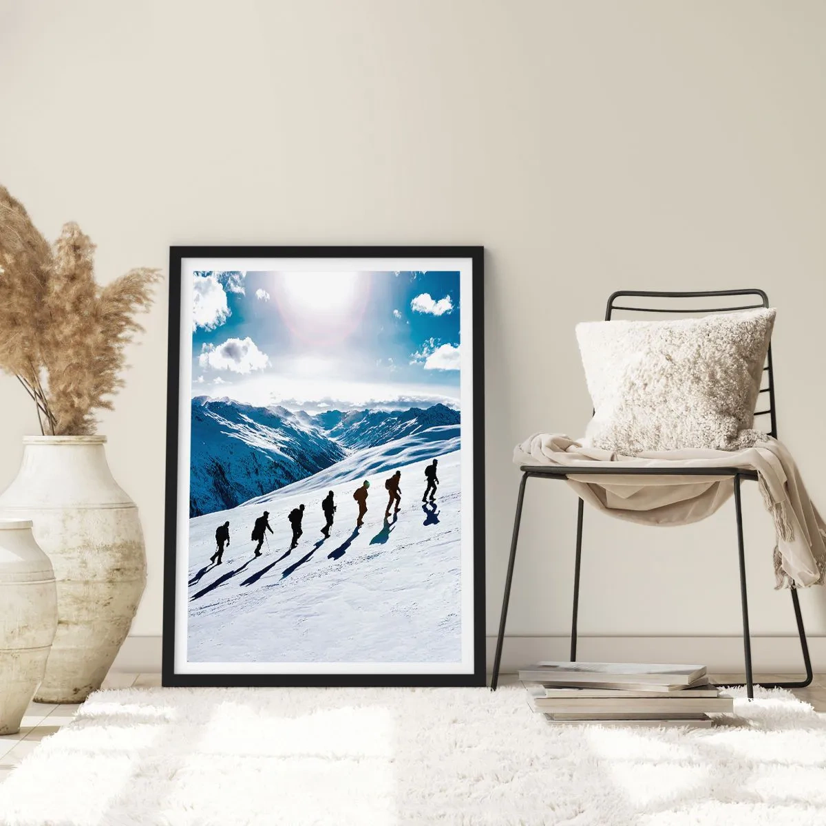 Plakat w czarnej ramie - Wędrowcy na ośnieżonym stoku górskim w pełnym słońcu - 50x70cm - Drużyna zdobywców - Nowoczesna dekoracja ścienna do salonu i sypialni ARTTOR
