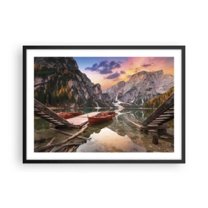 Plakat w czarnej ramie - Górskie jezioro z łodziami o zachodzie słońca - 70x50cm - Obietnica dnia - Nowoczesna dekoracja ścienna do salonu i sypialni ARTTOR