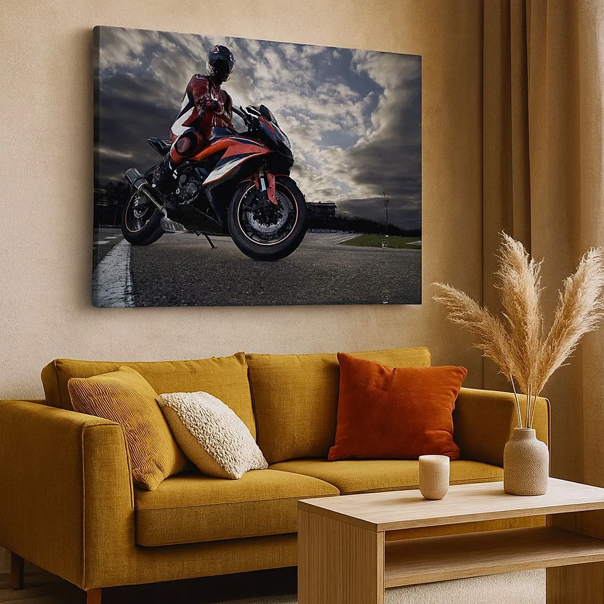Obraz na płótnie - Motocyklista na sportowym motocyklu na tle pochmurnego nieba - 70x50cm - Mroczny jeździec - Nowoczesna dekoracja ścienna do salonu i sypialni ARTTOR