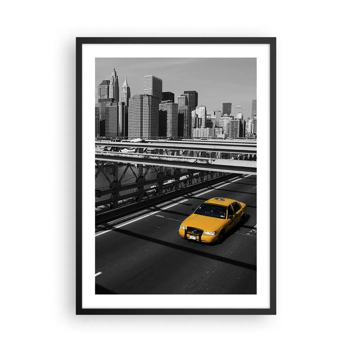 Plakat w czarnej ramie - Żółta taksówka na tle miasta w czerni i bieli - 50x70cm - Kolor wielkiego miasta - Nowoczesna dekoracja ścienna do salonu i sypialni ARTTOR