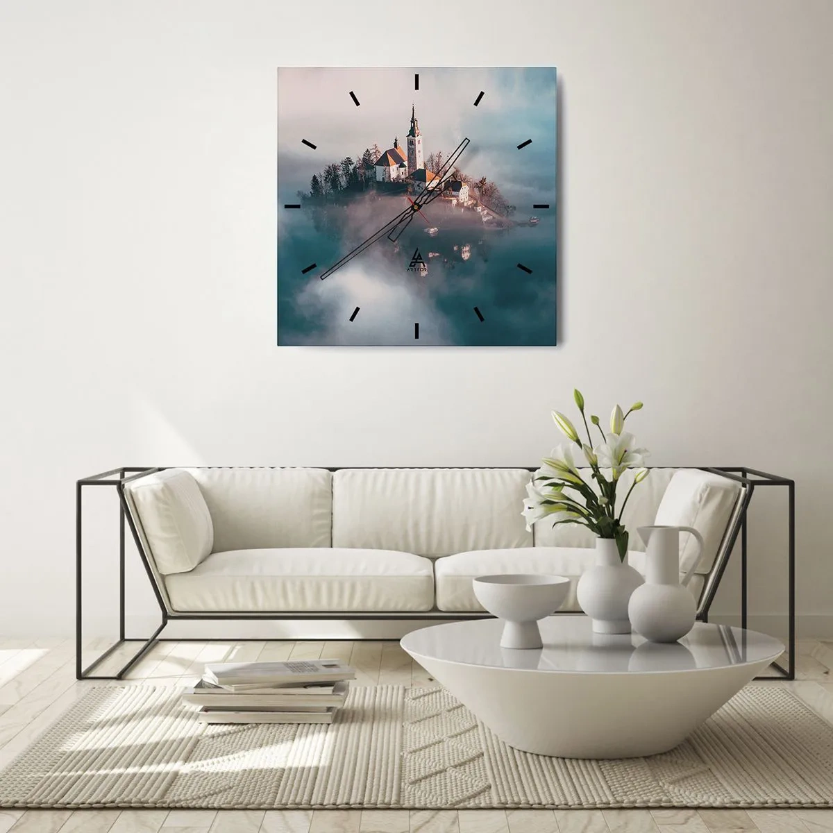 Zegar ścienny - Malownicza wyspa z kościołem w otoczeniu mgły - 30x30cm - Wyspa marzeń - Nowoczesna dekoracja ścienna do salonu i sypialni ARTTOR
