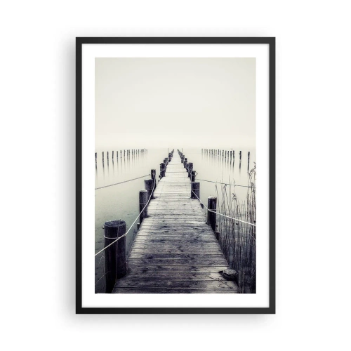 Plakat w czarnej ramie - Drewniany pomost prowadzący w mglistą przestrzeń wodną - 50x70cm - Zanurz się w spokoju - Nowoczesna dekoracja ścienna do salonu i sypialni ARTTOR