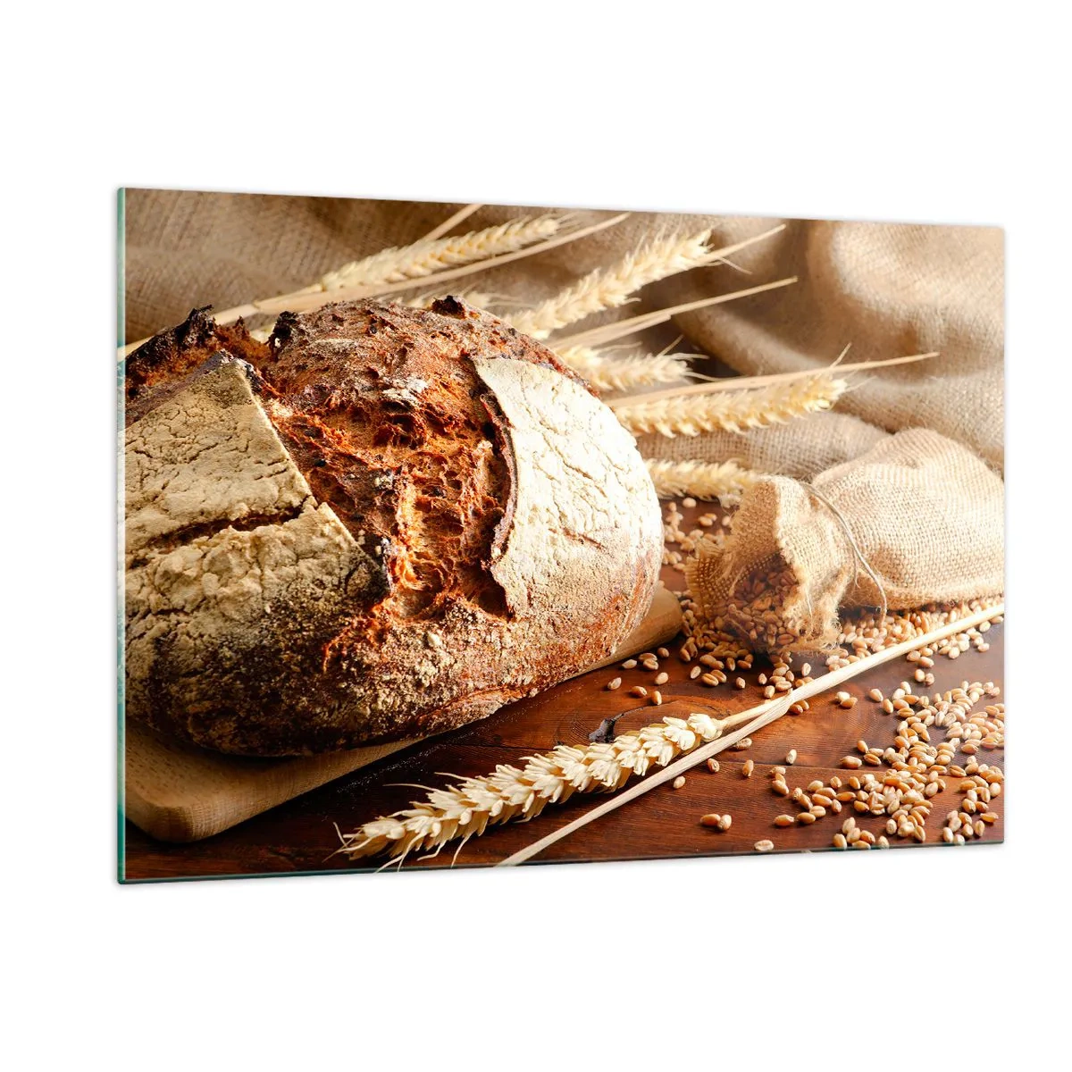 Obraz na szkle - Chleb na desce z kłosami pszenicy i workami na ziarna - 120x80cm - Apetyczny, wonny, chrupiący - Nowoczesna dekoracja ścienna do salonu, kuchni i sypialni ARTTOR