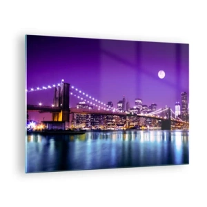 Obraz na szkle - Brooklyn Bridge i Manhattan nocą w fioletowych odcieniach - 70x50cm - Światła wielkiego miasta we fiolecie - Nowoczesna dekoracja ścienna do salonu i sypialni ARTTOR