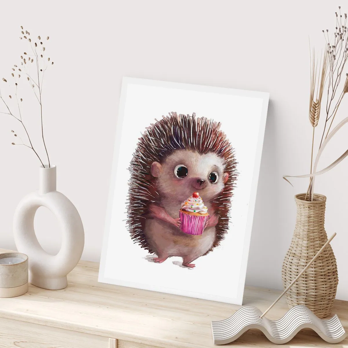 Plakat - Uroczy jeżyk trzymający kolorową babeczkę - 50x70cm - Święto jest co dzień - Nowoczesna dekoracja ścienna do salonu, kuchni i sypialni ARTTOR