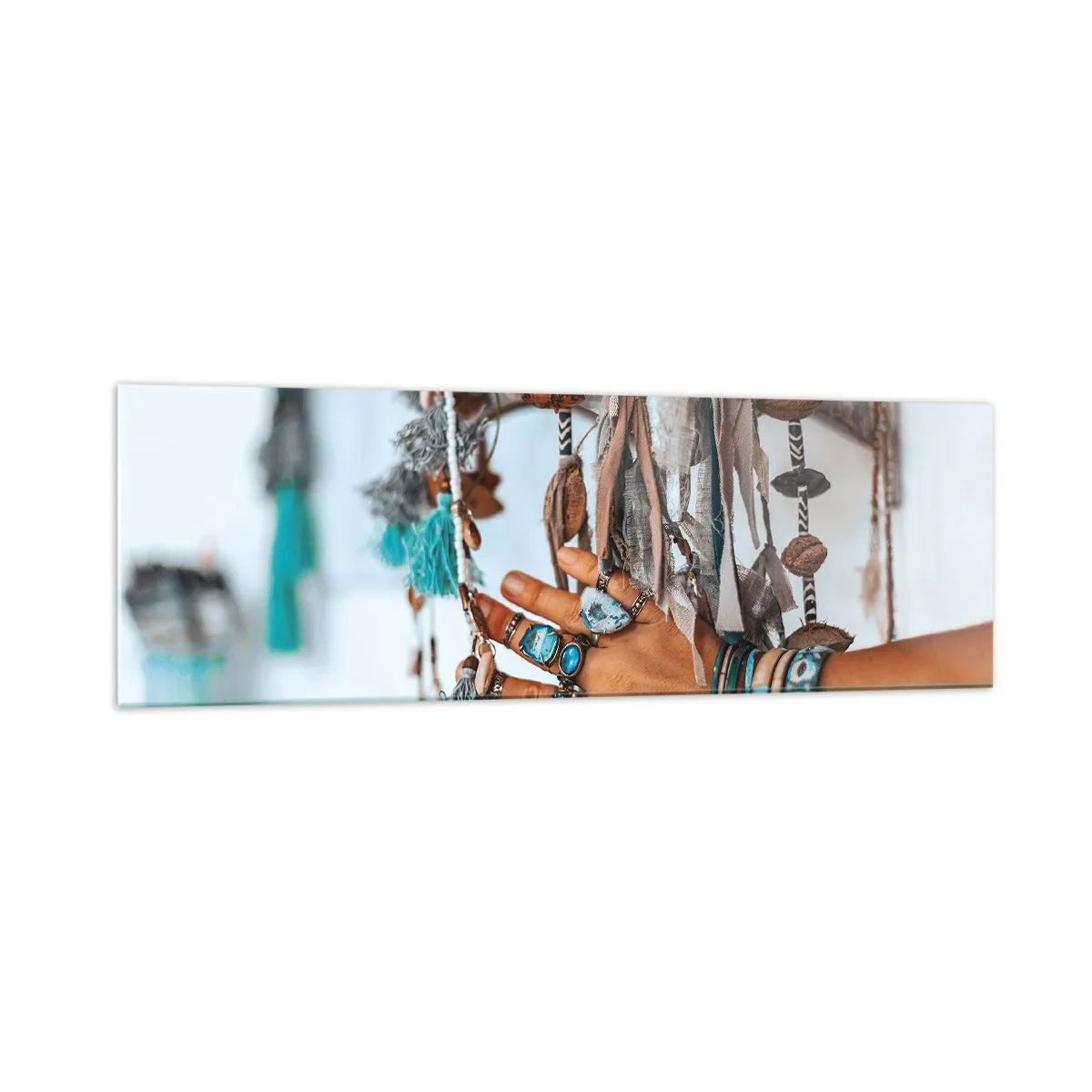 Obraz na szkle - Ręka ozdobiona biżuterią w stylu boho z dekoracjami w tle - 160x50cm - Lokalne skarby - Nowoczesna dekoracja ścienna do salonu i sypialni ARTTOR