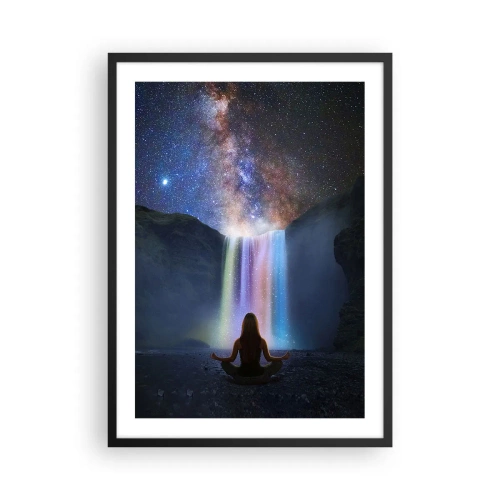 Plakat w czarnej ramie - Kobieta medytująca przy świetlistym wodospadzie pod gwiaździstym niebem - 50x70cm - Absolutna harmonia - Nowoczesna dekoracja ścienna do salonu i sypialni ARTTOR
