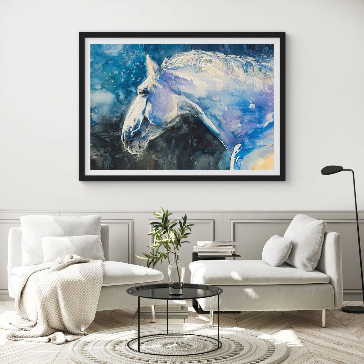 Plakat w czarnej ramie - Portret konia w odcieniach błękitu z malarskim efektem akwareli - 100x70cm - Portret w błękitnej poświacie - Nowoczesna dekoracja ścienna do salonu i sypialni ARTTOR
