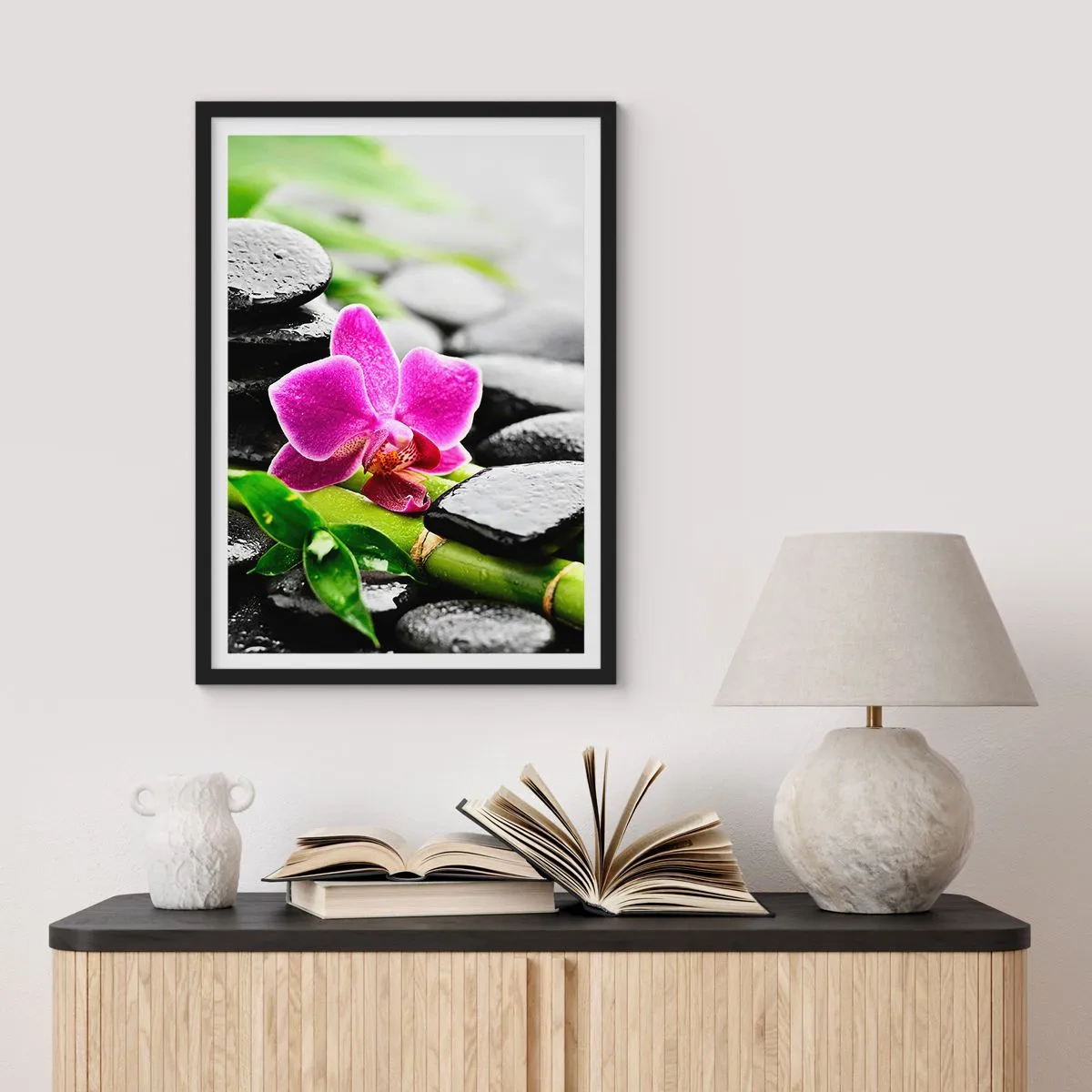 Plakat w czarnej ramie - Fioletowa orchidea na mokrych kamieniach i zielonych liściach - 50x70cm - W spokojnej równowadze - Nowoczesna dekoracja ścienna do salonu i sypialni ARTTOR