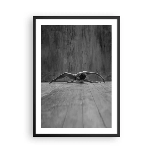 Plakat w czarnej ramie - Tancerka w artystycznej pozie na drewnianej scenie - 50x70cm - Symetria odnaleziona - Nowoczesna dekoracja ścienna do salonu i sypialni ARTTOR