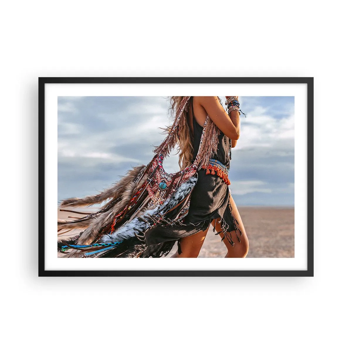 Plakat w czarnej ramie - Kobieta w stylizacji boho z detalami piór i biżuterii - 70x50cm - Dziewczyna szamana - Nowoczesna dekoracja ścienna do salonu i sypialni ARTTOR