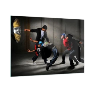 Obraz na szkle - Grupa tancerzy w dynamicznej pozie na tle industrialnym - 100x70cm - Tańczący z ulicznym wiatrem - Nowoczesna dekoracja ścienna do salonu, kuchni i sypialni ARTTOR