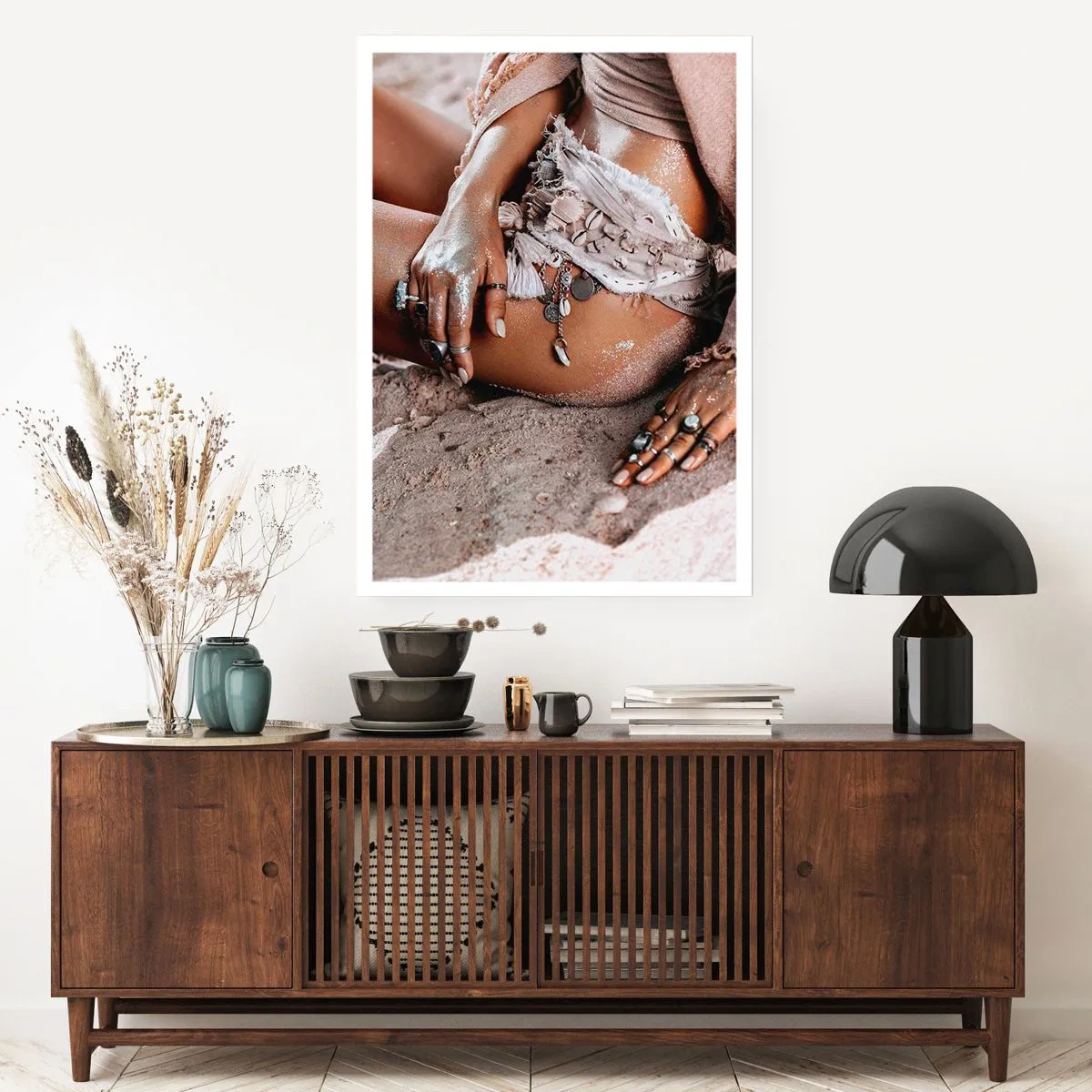 Plakat - Kobieta w stylu boho na piaszczystej plaży z ozdobami z muszelek - 50x70cm - Wyrzucona przez fale? - Nowoczesna dekoracja ścienna do salonu, kuchni i sypialni ARTTOR