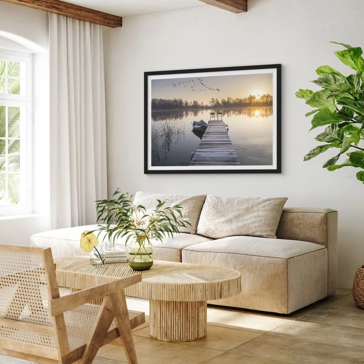 Plakat w czarnej ramie - Pomost nad jeziorem o poranku z łódką i krzesłami - 100x70cm - Wrócę za jakiś czas - Nowoczesna dekoracja ścienna do salonu i sypialni ARTTOR