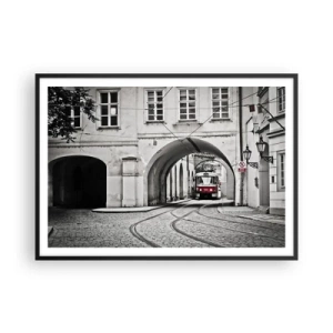 Plakat w czarnej ramie - Czarno-biały tramwaj w zabytkowej uliczce miasta - 100x70cm - Przez miejski labirynt - Nowoczesna dekoracja ścienna do salonu i sypialni ARTTOR