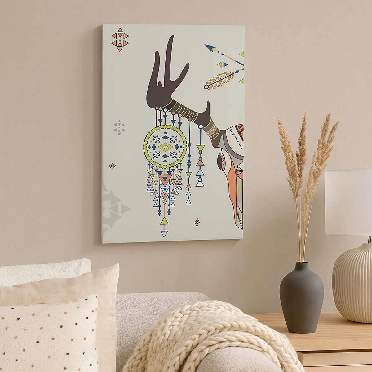 Obraz na płótnie - Stylizowany róg z indiańskimi ozdobami i łapaczem snów - 50x70cm - Trofeum indiańskiego łowcy - Nowoczesna dekoracja ścienna do salonu, kuchni i sypialni ARTTOR