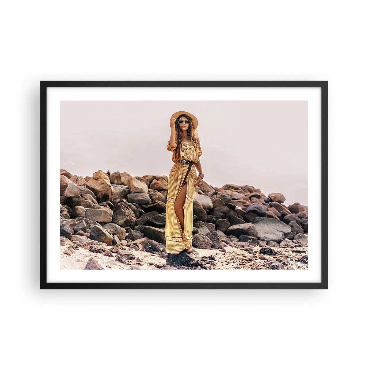 Plakat w czarnej ramie - Kobieta w stylu boho na tle kamienistej plaży - 70x50cm - Magia kamieni - Nowoczesna dekoracja ścienna do salonu i sypialni ARTTOR