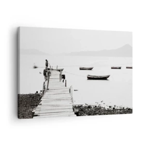Obraz na płótnie - Drewniane molo i łodzie na spokojnej wodzie - 70x50cm - Nad wodą cichą i czystą - Nowoczesna dekoracja ścienna do salonu i sypialni ARTTOR