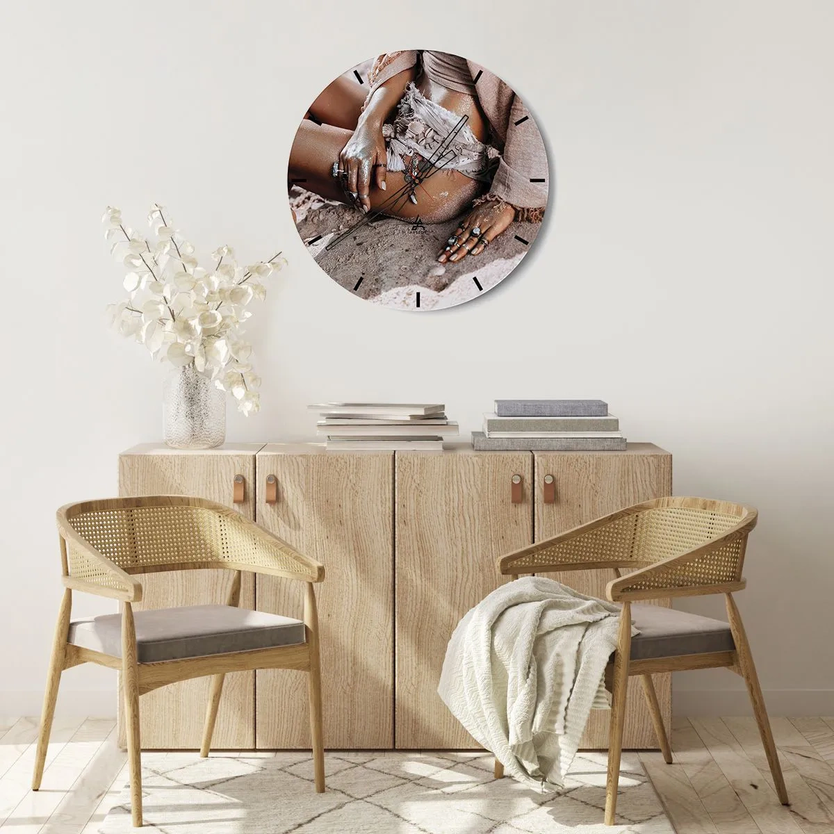Zegar ścienny - Boho stylizacja kobieca z biżuterią i piaskiem na skórze - 30x30cm - Wyrzucona przez fale? - Nowoczesna dekoracja ścienna do salonu, kuchni i sypialni ARTTOR