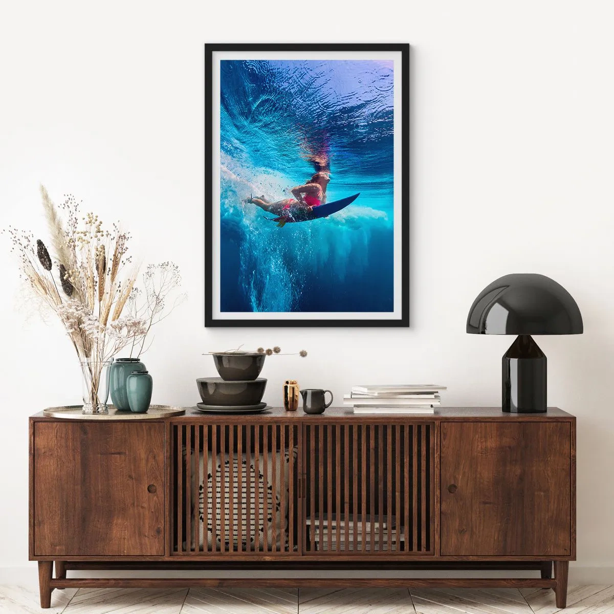 Plakat w czarnej ramie - Surferka zanurzona w turkusowej głębi oceanu - 50x70cm - Głębia radości - Nowoczesna dekoracja ścienna do salonu i sypialni ARTTOR