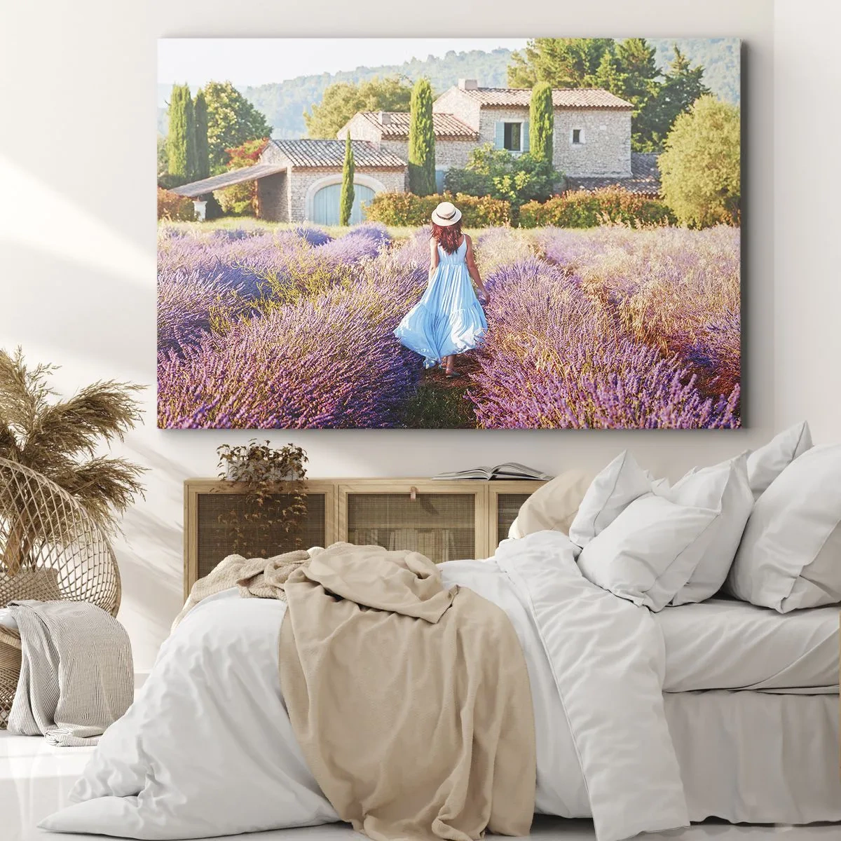 Obraz na płótnie - Kobieta w błękitnej sukni spacerująca po polu lawendy z widokiem na dom - 70x50cm - Lawendowa dziewczyna - Nowoczesna dekoracja ścienna do salonu i sypialni ARTTOR