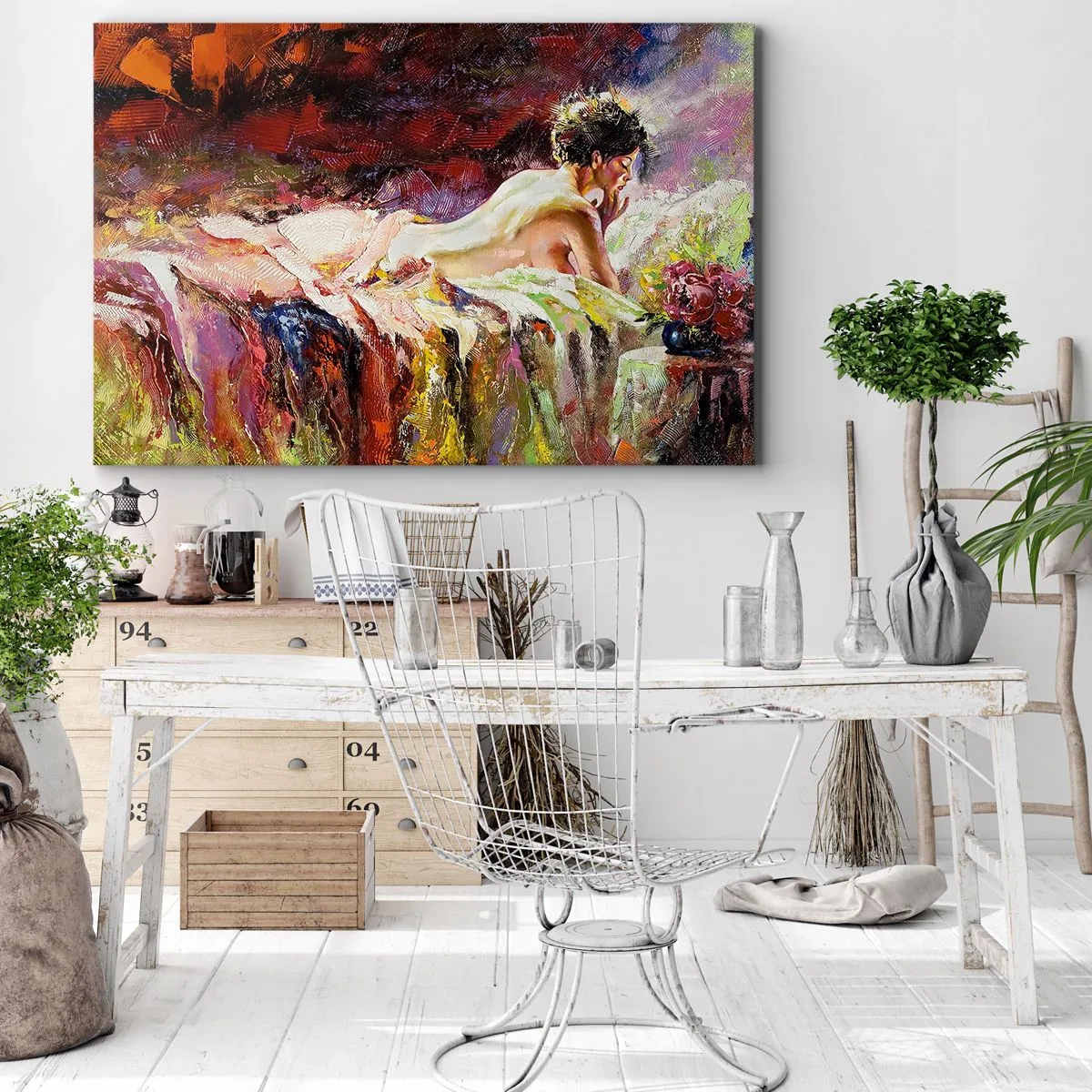 Obraz na płótnie - Kobieta na tle abstrakcyjnych kolorów leżąca na łóżku - 70x50cm - Zamyślona Wenus - Nowoczesna dekoracja ścienna do salonu i sypialni ARTTOR