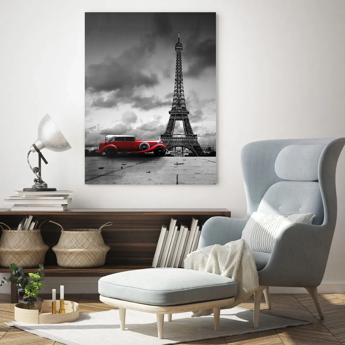 Obraz na szkle - Czerwony samochód retro na tle Wieży Eiffla w czarno-białej scenerii - 50x70cm - Nie tak dawno w Paryżu - Nowoczesna dekoracja ścienna do salonu, kuchni i sypialni ARTTOR