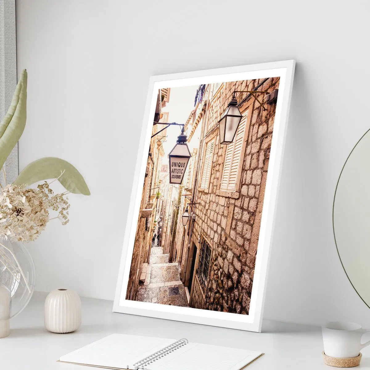 Plakat w białej ramie - Urokliwy zaułek - 70x100 cm
