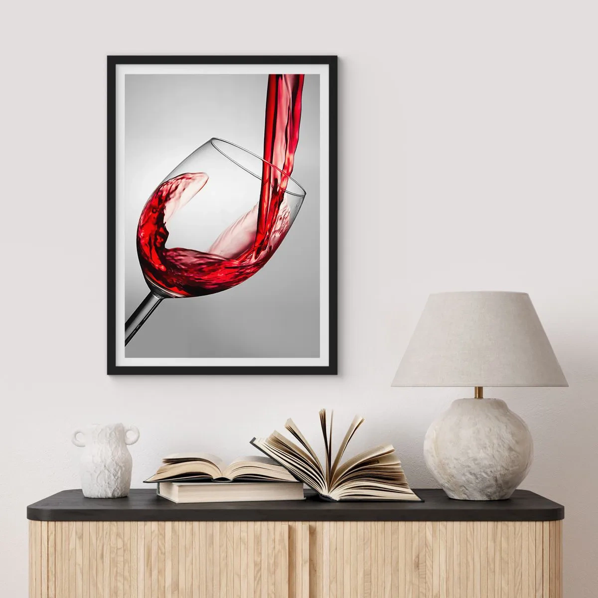 Plakat w czarnej ramie - Czerwone wino nalewane do kieliszka - 50x70cm - Barwa - ruch - dźwięk - Nowoczesna dekoracja ścienna do salonu i sypialni ARTTOR