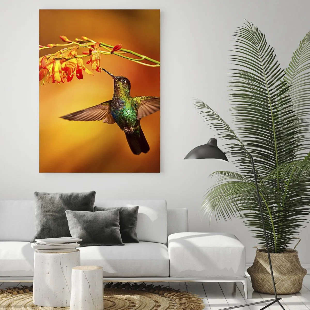 Obraz na szkle - Koliber przy kwiatach w złotej poświacie - 50x70cm - Posłaniec światła wg Majów - Nowoczesna dekoracja ścienna do salonu, kuchni i sypialni ARTTOR